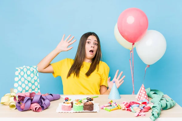 Joven Mujer Caucásica Organizando Cumpleaños Siendo Sorprendido Debido Peligro Inminente —  Fotos de Stock