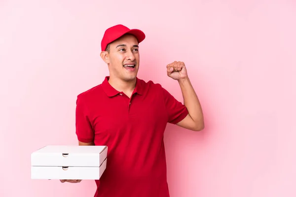 Ung Pizza Leverans Latin Man Isolerad Höja Näve Efter Seger — Stockfoto