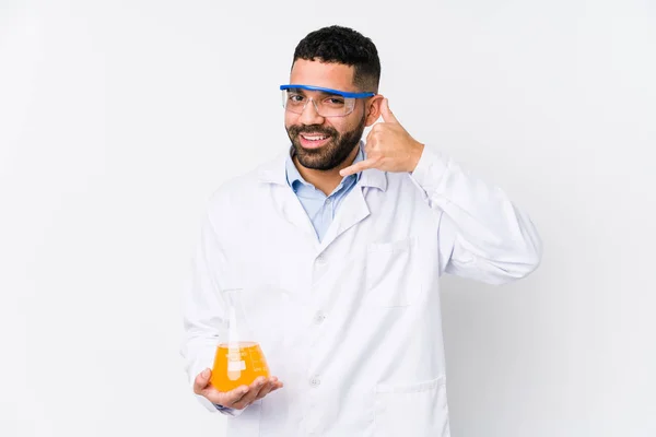 Молодий Аравійський Хімік Ізольований Показуючи Жест Мобільного Телефону Пальцями — стокове фото