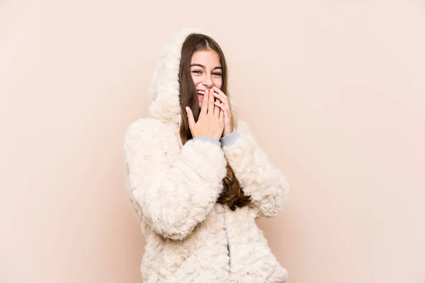 Ung Kaukasisk Kvinna Poserar Isolerad Skrattar Något Täcker Munnen Med — Stockfoto