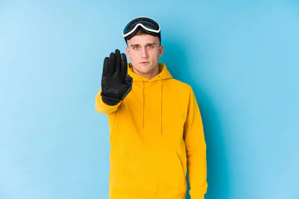 Junger Skifahrer Steht Mit Ausgestreckter Hand Und Zeigt Stoppschild — Stockfoto