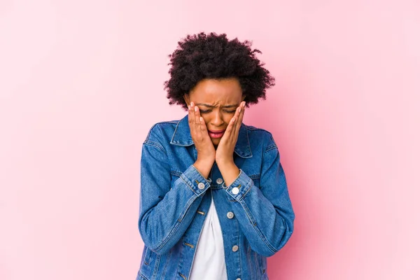 Young African American Woman Pink Backgroound Isolated Whining Crying Disconsolately — Stock Photo, Image