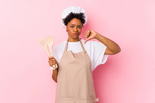 Jovem Cozinheira Afro Americana Mostrando Gesto Antipatia Polegares Para Baixo — Fotografia de Stock
