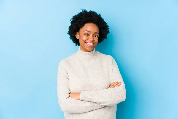 Femme Afro Américaine Âge Moyen Sur Fond Bleu Isolée Qui — Photo