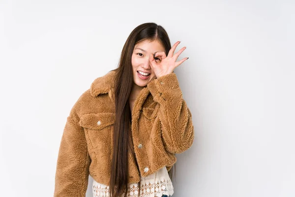 Joven Mujer China Posando Fondo Blanco Aislado Emocionado Mantener Gesto — Foto de Stock