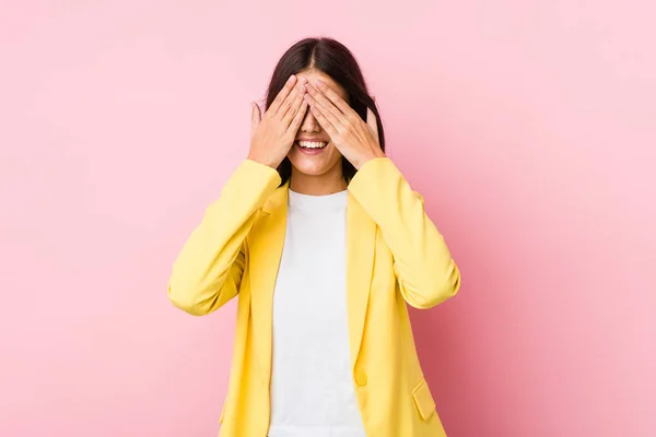 Young Business Vrouw Dekt Ogen Met Handen Glimlacht Grote Lijnen — Stockfoto