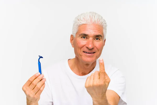 Senior Kaukasischen Mann Mit Einer Rasierklinge Isoliert Zeigt Mit Dem — Stockfoto