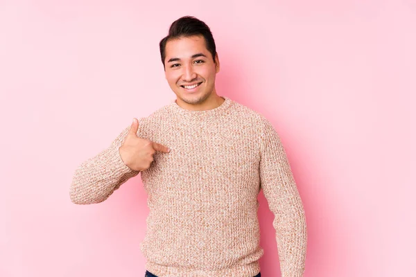 Junge Kurvige Mann Posiert Einem Rosa Hintergrund Isolierte Person Zeigt — Stockfoto
