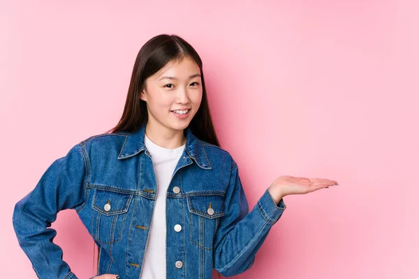 Jonge Chinese Vrouw Poseren Een Roze Achtergrond Geïsoleerd Tonen Een — Stockfoto