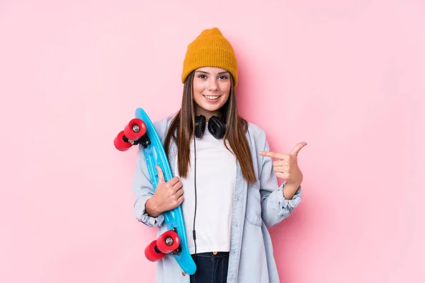 Jonge Skater Vrouw Die Een Skate Persoon Met Hand Wijst — Stockfoto