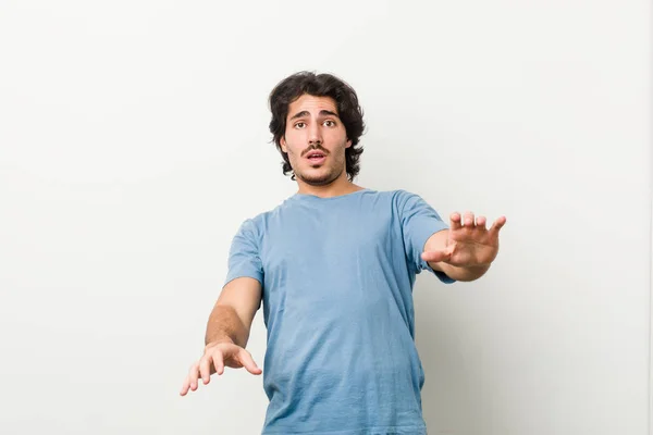 Jovem Homem Bonito Contra Fundo Branco Sendo Chocado Devido Perigo — Fotografia de Stock