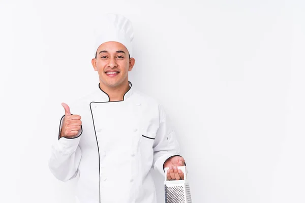 年轻的拉丁厨师孤零零地笑着举起大拇指 — 图库照片