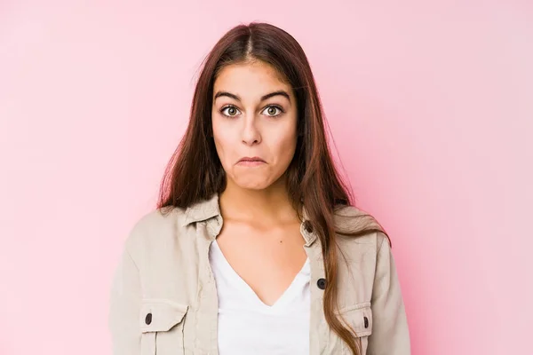 Jonge Blanke Vrouw Poseren Een Roze Achtergrond Haalt Schouders Open — Stockfoto