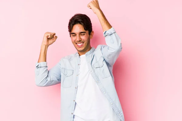 Jovem Caucasiano Posando Fundo Rosa Isolado Comemorando Dia Especial Salta — Fotografia de Stock