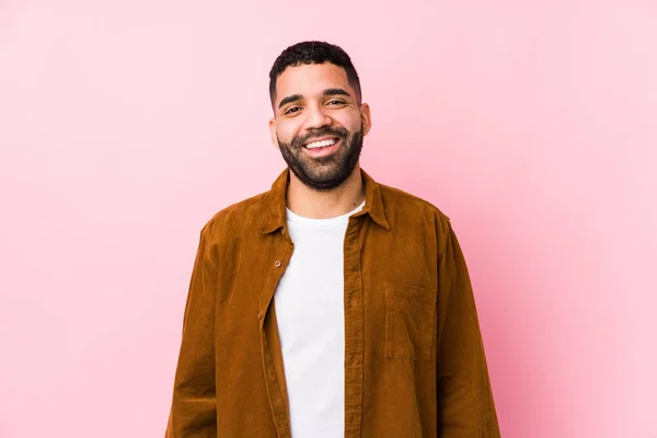 Mladý Latinský Muž Růžovém Pozadí Izolované Šťastný Usmívající Veselý — Stock fotografie