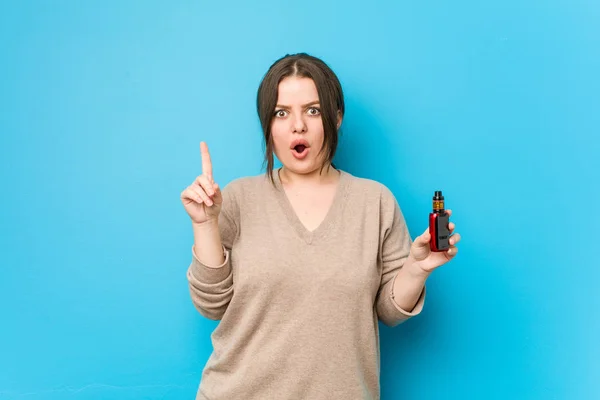 Young Curvy Woman Holding Vaporizer Having Some Great Idea Concept — Stock Photo, Image