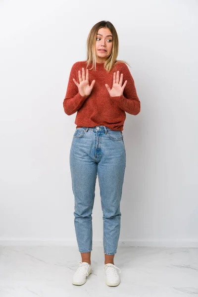 Pieno Corpo Giovane Donna Caucasica Respingere Qualcuno Mostrando Gesto Disgusto — Foto Stock