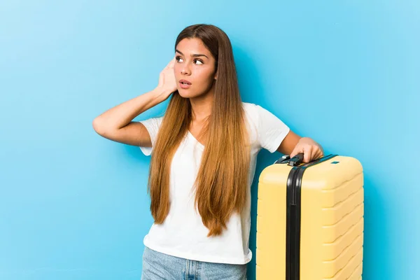 Young Caucasian Woman Holding Travel Suitcase Trying Listening Gossip — 스톡 사진