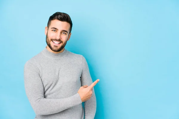 Jonge Blanke Man Tegen Een Blauwe Achtergrond Geïsoleerd Lachend Terzijde — Stockfoto