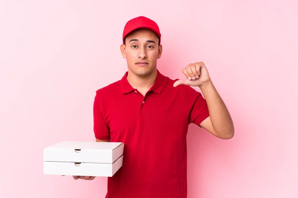 Ung Pizza Leverans Latin Man Isolerad Visar Motbjudande Gest Tummen — Stockfoto
