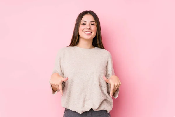 Młoda Kaukaska Kobieta Pozowanie Pojedyncze Punkty Dół Palcami Pozytywne Uczucie — Zdjęcie stockowe