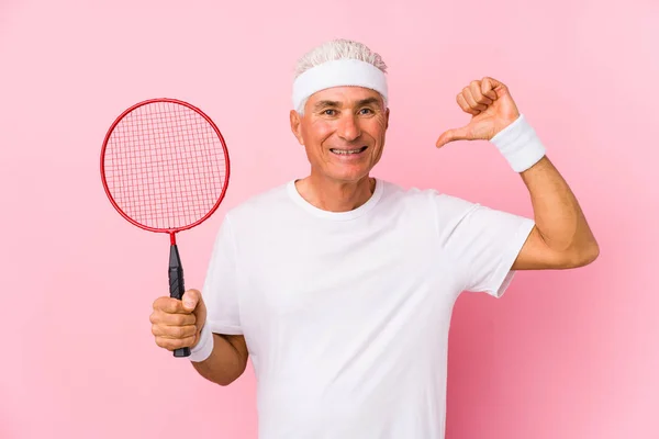 Homme Âge Moyen Jouant Badminton Isolé Sent Fier Confiant Exemple — Photo