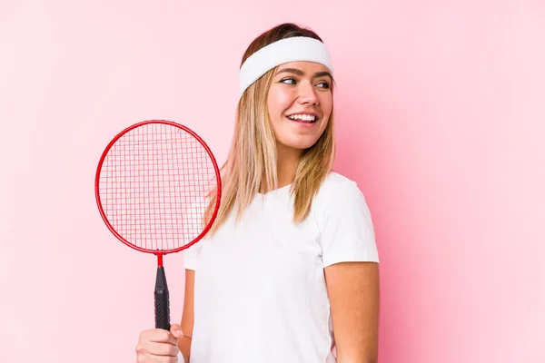 Ung Kvinna Spelar Badminton Isolerad Ser Sidan Leende Glad Och — Stockfoto