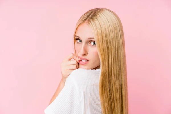 Jovem Mulher Loira Rosto Closeup Isolado Fundo Rosa — Fotografia de Stock