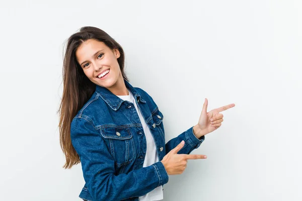 Jovem Mulher Bonito Animado Apontando Com Dedos Indicador Distância — Fotografia de Stock