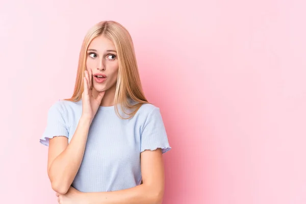 Joven Rubia Sobre Fondo Rosa Está Diciendo Una Noticia Secreta — Foto de Stock