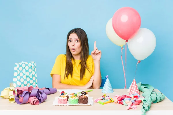 Young Caucasian Woman Organizing Birthday Having Some Great Idea Concept — 스톡 사진