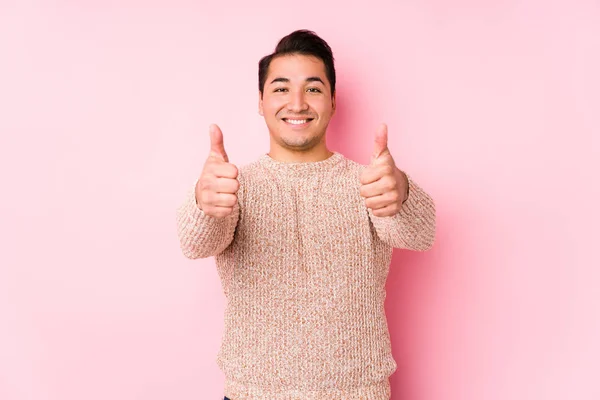 Ung Kurvig Man Poserar Rosa Bakgrund Isolerad Med Tummen Upp — Stockfoto