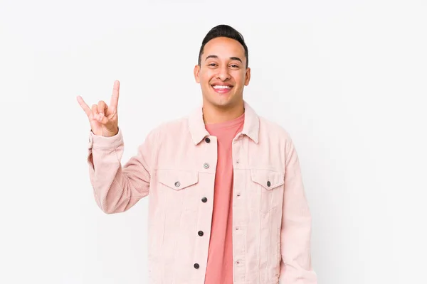Junger Lateinischer Mann Posiert Isoliert Und Zeigt Eine Hörner Geste — Stockfoto