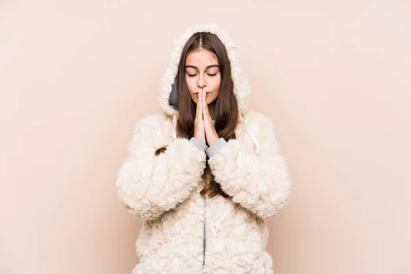 Молода Біла Жінка Позує Ізольовано Тримає Руки Молитві Біля Рота — стокове фото