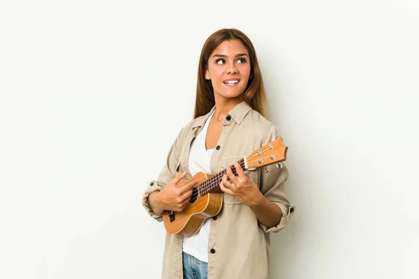 年轻的高加索女人扮演孤立的Ukelele — 图库照片