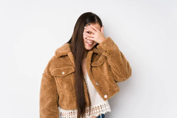 Joven Mujer China Posando Fondo Blanco Aislado Parpadea Ante Cámara — Foto de Stock