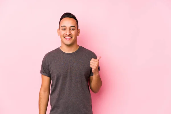Юнг Латинський Чоловік Позує Рожевому Фоні Посміхаючись Піднімаючи Великий Палець — стокове фото