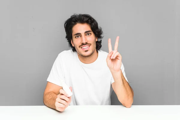 Joven Sosteniendo Spray Nasal Mostrando Señal Victoria Sonriendo Ampliamente — Foto de Stock