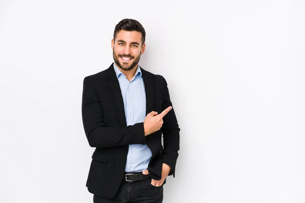 Joven Hombre Negocios Caucásico Sobre Fondo Blanco Aislado Sonriendo Señalando —  Fotos de Stock