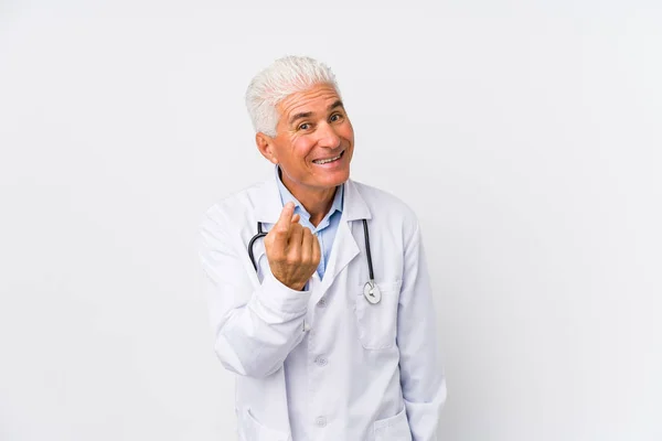 Ώριμος Καυκάσιος Γιατρός Που Δείχνει Δάχτυλο Σαν Προσκαλεί Έρθεις Πιο — Φωτογραφία Αρχείου