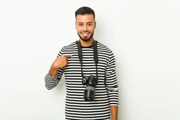 Joven Fotógrafo Sudasiático Apuntando Mano Espacio Copia Camisa Orgulloso Confiado —  Fotos de Stock