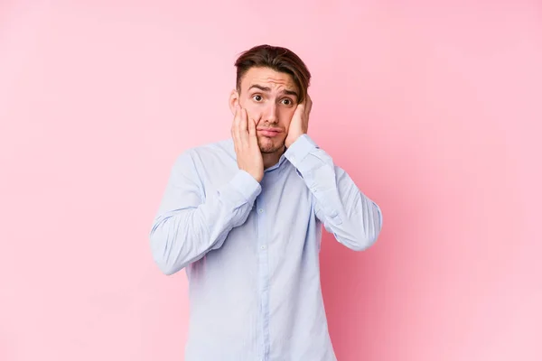 Joven Hombre Caucásico Posando Fondo Rosa Aislado Llorando Llorando Desconsoladamente — Foto de Stock