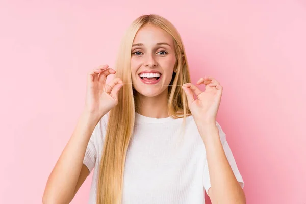 Jovem Loira Limpando Dentes Com Fio Dental — Fotografia de Stock