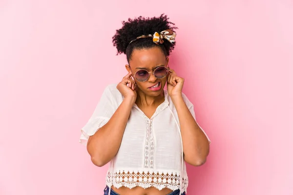 Ung Afrikansk Amerikansk Hipster Kvinna Isolerad Täcker Öronen Med Händer — Stockfoto