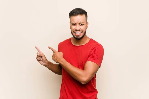 Joven Sudasiático Hombre Impactado Señalando Con Dedos Índice Espacio Copia —  Fotos de Stock