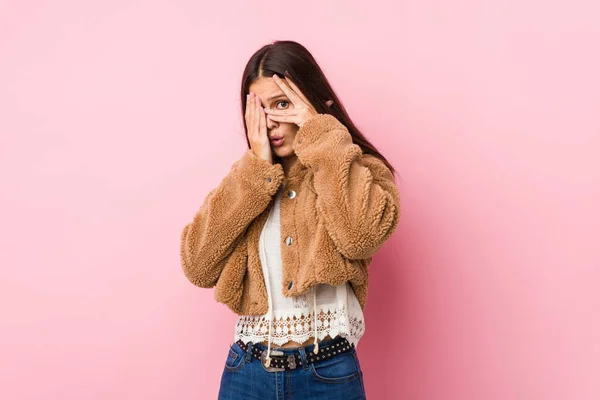 Jeune Femme Mignonne Cligner Des Doigts Effrayé Nerveux — Photo