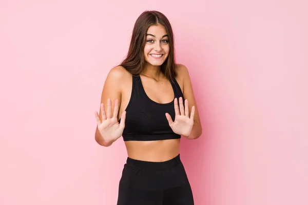 Joven Caucásico Fitness Mujer Haciendo Deporte Aislado Rechazando Alguien Mostrando —  Fotos de Stock