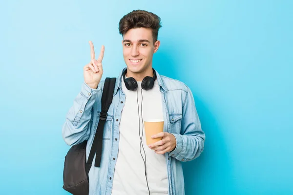 Junger Kaukasischer Student Mit Einem Kaffee Zum Mitnehmen Der Die — Stockfoto