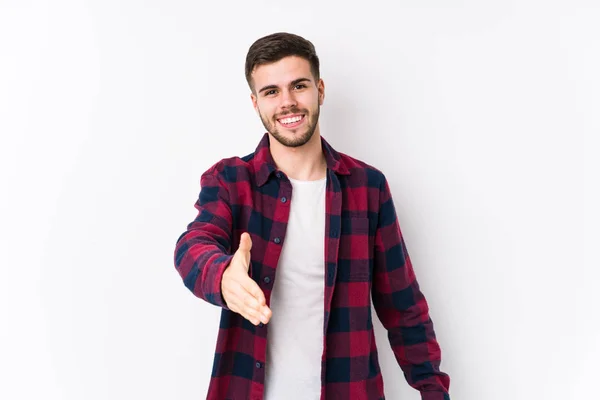 Joven Hombre Caucásico Posando Fondo Blanco Aislado Estirando Mano Cámara — Foto de Stock