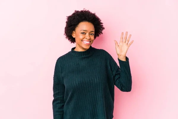 Mulher Afro Americana Meia Idade Contra Fundo Rosa Isolado Sorrindo — Fotografia de Stock